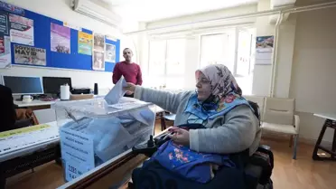 Engelli ve hasta seçmenler oy kullanmak için sağlık ekipleri tarafından taşınıyor