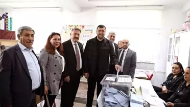MHP Milletvekili Baki Ersoy, oy kullanmak için Fatoş Büyükkuşoğlu İlkokulu'na gitti