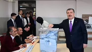 Sağlık Bakanı Fahrettin Koca, Üsküdar'da oy kullandı