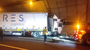 Bursa'da kontrolden çıkan tır tünelin duvarına çarptı