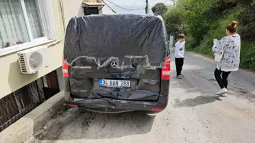 Sarıyer'de sürücüsünün direksiyon hakimiyetini kaybettiği otomobil park halindeki araçlara çarptı