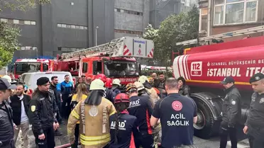 Şişli'de 13 katlı binada çıkan yangına itfaiye müdahale ediyor
