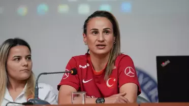 A Milli Kadın Futbol Takımı Türkiye'de Kadın Futbolunun Gelişimi ve Sunduğu Fırsatlar Konulu Panele Katıldı
