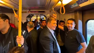 İzmir Büyükşehir Belediye Başkanı Dr. Cemil Tugay, İZBAN ve metro ile yolculuk yaparak vatandaşlarla sohbet etti