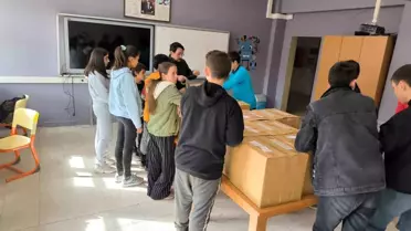 Azdavay'da Öğrenciler Yardım Malzemelerini İhtiyaç Sahiplerine Dağıttı