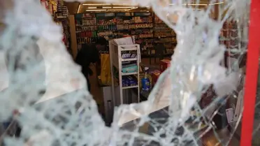Van'da izinsiz gösterilere katılanlar parkları ateşe verdi, iş yerlerine zarar verdi