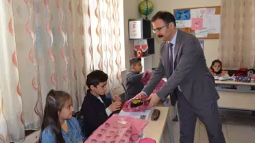 Şemdinli Kaymakamı Ali Ekber Ateş, köy okullarındaki öğrenci ve öğretmenleri ziyaret etti