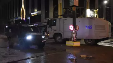 Van'da DEM Parti Büyükşehir Belediye Başkanı seçilen Abdullah Zeydan hakkında karar sonrası polis müdahalesi