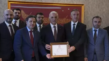 Ümraniye Belediye Başkanı İsmet Yıldırım mazbatasını aldı