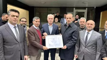 AK Parti'den Bayburt Belediye Başkanı Mete Memiş mazbatasını aldı