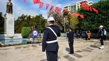Adana'da Atatürk Parkı'nda düzenlenen törende İl Emniyet Müdürü çelenk sundu