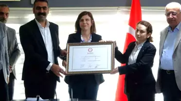 Diyarbakır Büyükşehir Belediyesi'ni kazanan DEM Partili Serra Bucak Küçük mazbatasını aldı