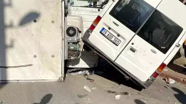 İnegöl'de minibüs ile kamyonet çarpıştı: 3 yaralı