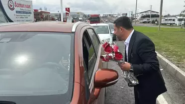 Nevşehir Belediye Başkanı Rasim Arı, Kapadokya'ya gelen yerli turistleri karanfille karşıladı
