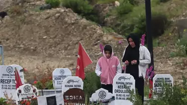 Depremde kaybedilen yakınlarının mezarları ziyaret edildi