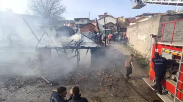 Tokat'ın Niksar ilçesinde çıkan yangında samanlık kullanılmaz hale geldi