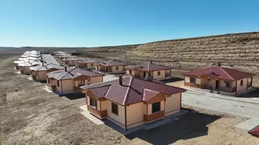 Depremde evleri yıkılan Şahin ailesine yeni evleri teslim edildi