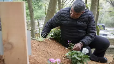 Beşiktaş'ta yangında hayatını kaybeden Efe Demir'in ailesi kabri başında dua etti