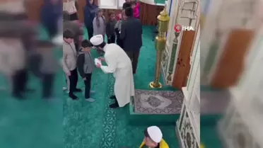 Bayram geleneği çocukların yüzünü güldürdü