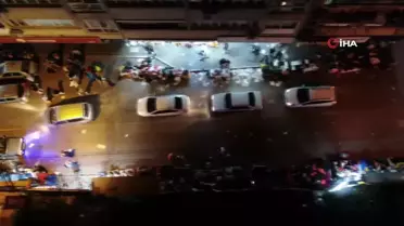 İzmir'de binlerce insan caddede kurulan tezgahlara akın etti