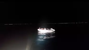 Ayvalık açıklarında motoru arızalanan lastik bottaki 17 düzensiz göçmen kurtarıldı