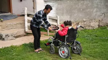 Doğuştan engelli Melike İncetepe, akülü tekerlekli sandalye ile tek başına şeker topladı
