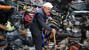 Eski Bisiklet Tamircisi Atılacak Bebek Arabalarını Tamir Ediyor