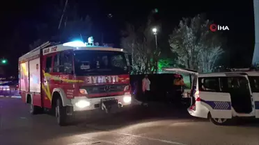 Erzurum'da orta refüje çıkan araç elektrik direğine ve ağaca çarparak durabildi: 3 yaralı