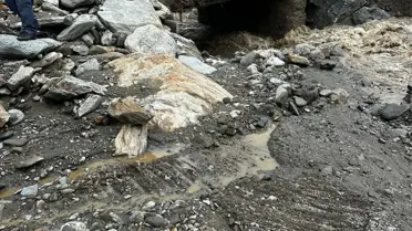 Sağanak nedeniyle yolu hasar gören mezrada hamile kadın hastaneye ulaştırıldı