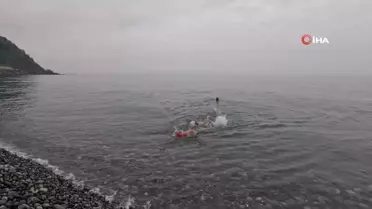 Artvin'de adrenalin meraklıları buz tutmuş göle girdi