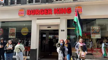 Hollanda'da İsrail'e tepki gösteren gruplar Burger King şubeleri önünde gösteri yaptı