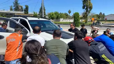 Antalya'da motosiklet kazası: Kamyonetin altında kalan genç hayatta kaldı