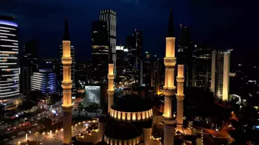 Barbaros Hayrettin Paşa Camii Gökdelenler Arasında Işıldıyor