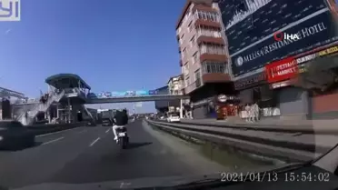 İstanbul'da motosiklet sürücüsü trafiği tehlikeye attı