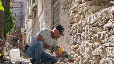 Kuşadası Belediyesi Tarihi Sur Duvarlarını Restore Ediyor