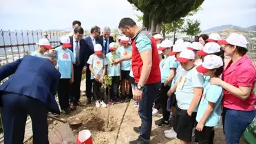 Bodrum'da 'Okuldaki Çiftlik' projesiyle öğrenciler meyve fidanları dikti