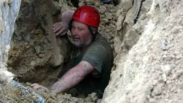 Çanakkale'de Tarla Çöktü: 3 Kişi Göçük Altında