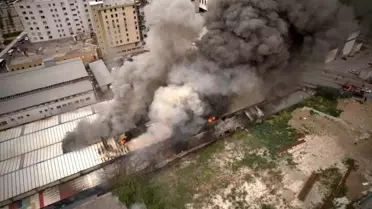 Esenyurt'ta bir fabrikada yangın çıktı, alevler dron ile görüntülendi