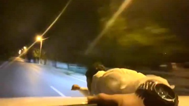 Bursa'da Otomobilin Camından Sarkan Genç Yürekleri Ağza Getirdi