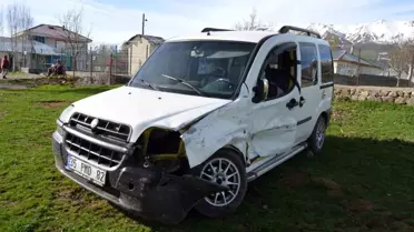 Muş'ta köy muhtarının aracıyla öğrenci servisi çarpıştı: 10 yaralı