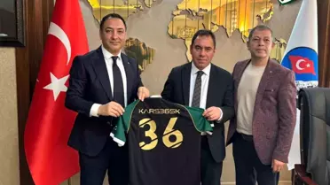 Kars 36 Spor Kulübü Başkanı Ali Uçum, Belediye Başkanı Prof. Dr. Ötüken Senger'e forma hediye etti