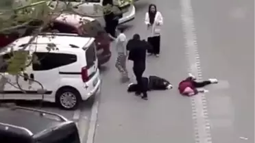 Esenyurt'ta Kadınlar Arasında Çıkan Kavga Sokak Ortasında Tekme Tokatla Sonuçlandı
