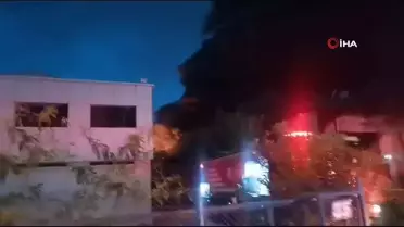 İzmir'de 2 ayrı fabrikada çıkan yangına itfaiye ekipleri müdahale ediyor