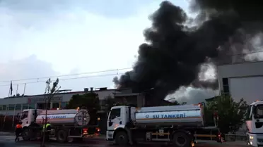 İzmir Çiğli'de metal kaplama fabrikasında çıkan yangın plastik fabrikasına da sıçradı