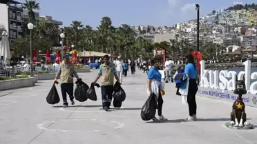 Kuşadası Belediyesi ve Anadolu Lisesi öğrencileri kıyı temizliği yaptı