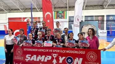 Seydikemer Gençlik ve Spor İlçe Müdürlüğü tarafından düzenlenen voleybol turnuvasında dereceye giren okullara ödülleri verildi