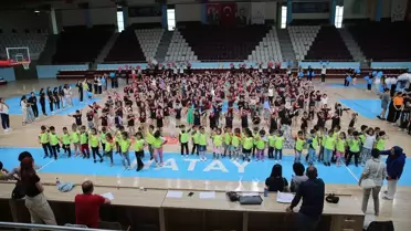 Hatay'da halk dansları topluluğuna katılan ilkokul öğrencileri, deprem psikolojisinden uzaklaşıyor