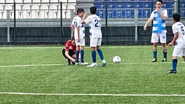 Hakem Ayşe Nur Demirhan, maçı durdurup futbolcunun ayakkabısını bağladı