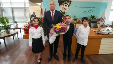 Gaziemir Belediye Başkanı Ünal Işık, 23 Nisan'da Koltuğunu Çocuklara Bıraktı