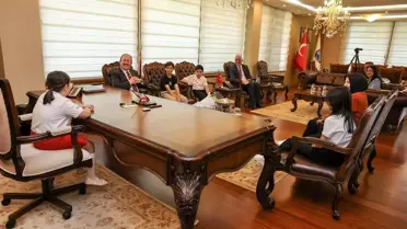 Mersin Valisi Ali Hamza Pehlivan, 23 Nisan'da makamını öğrenciye devretti